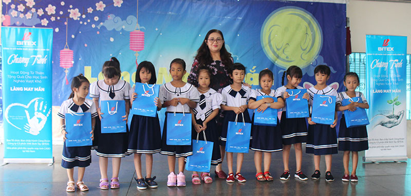 BITEX trao quà tiếp sức mùa tựu trường cho trẻ em Làng May Mắn