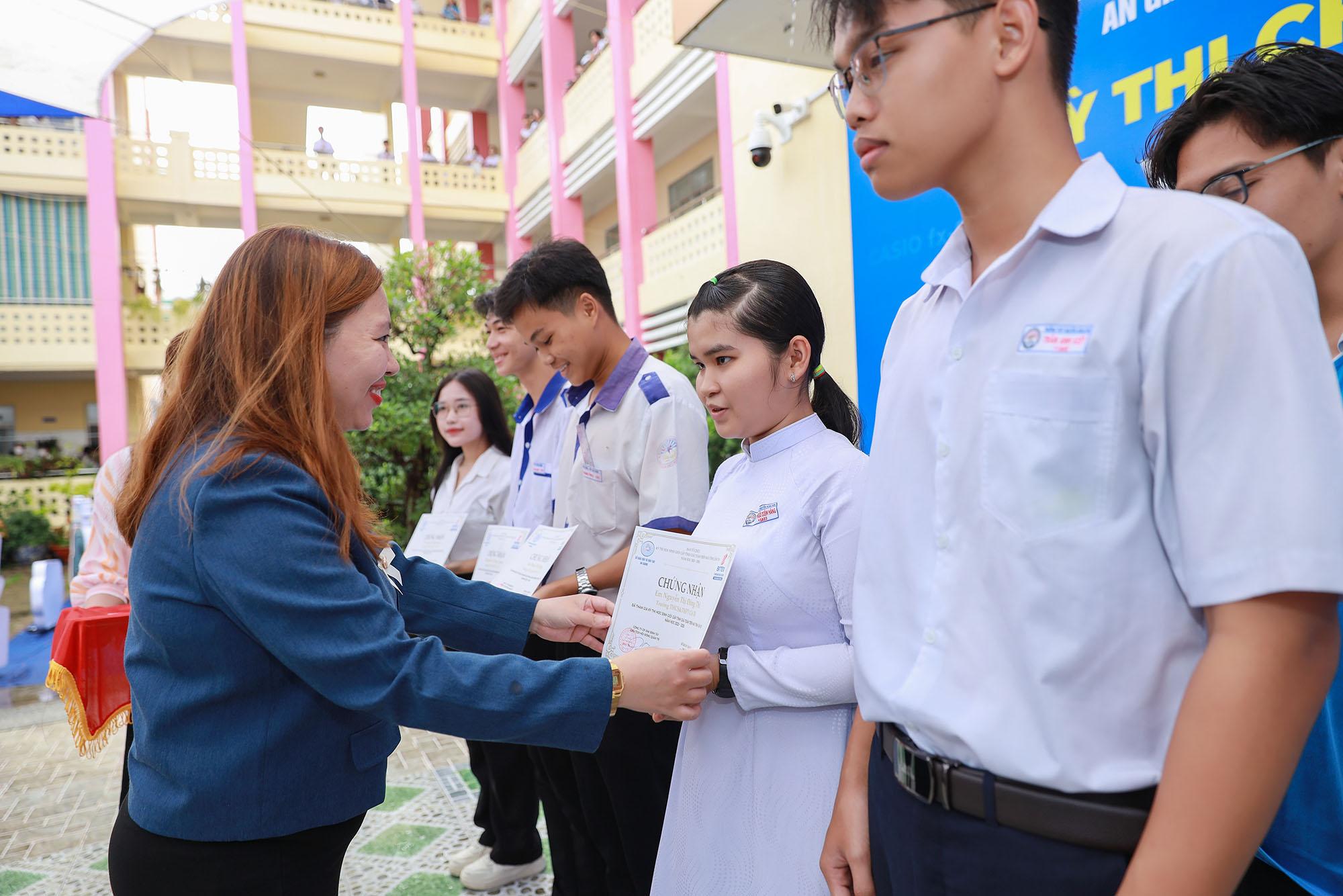 1500-hoc-sinh- an-giang-hao-h ung-tranh-tai- tai-ky-thi-hoc -sinh-gioi-gia i-toan-tren-ma y-tinh-cam-tay -lan-thu-16-3. jpg