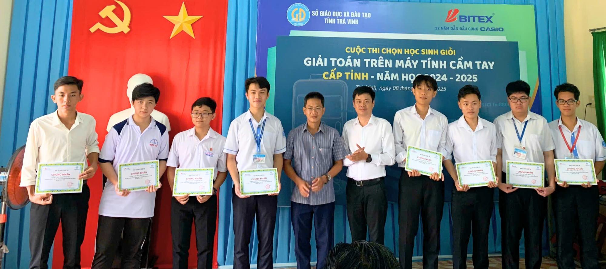 an-600-hoc-sin h-tra-vinh-tha m-gia-cuoc-thi -giai-toan-tre n-may-tinh-3.j pg
