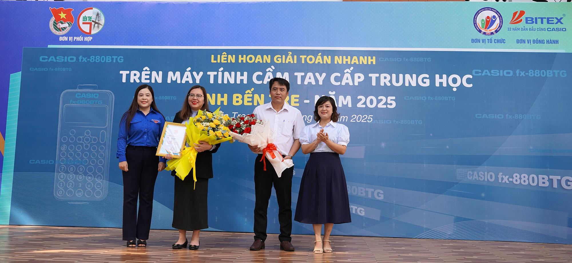 ben-tre-gan-40 0-hoc-sinh-hao -hung-tham-gia -ky-thi-giai-t oan-tren-may-t inh-cam-tay-na m-hoc-2024-202 5-2.jpg