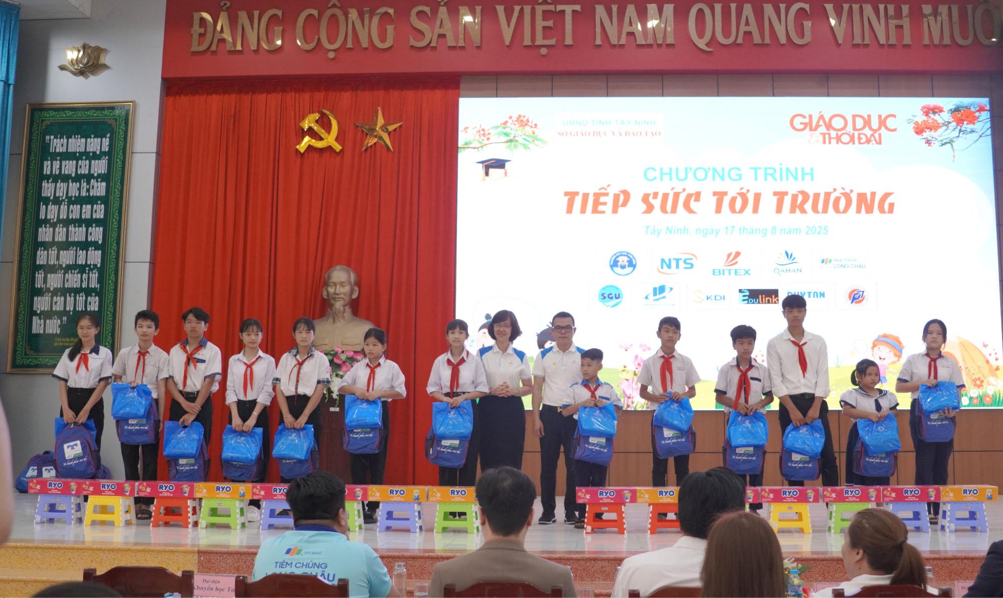 bitex-lan-toa- yeu-thuong-tie p-suc-den-truo ng-cung-hoc-si nh-tay-ninh-7. jpg