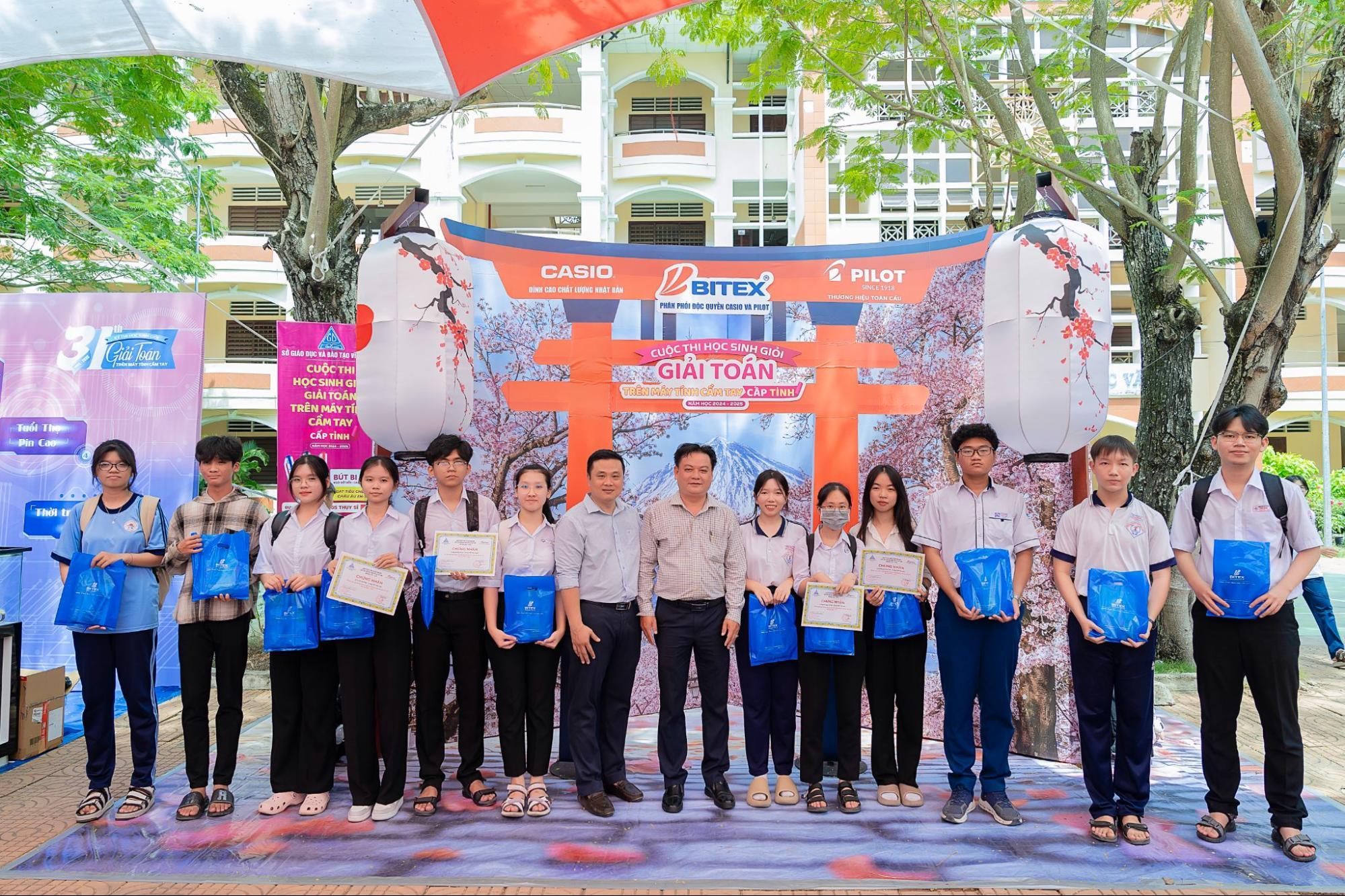cuoc-thi-hoc-s inh-gioi-giai- toan-tren-may- tinh-cam-tay-2 025-tinh-vinh- long-4.jpg