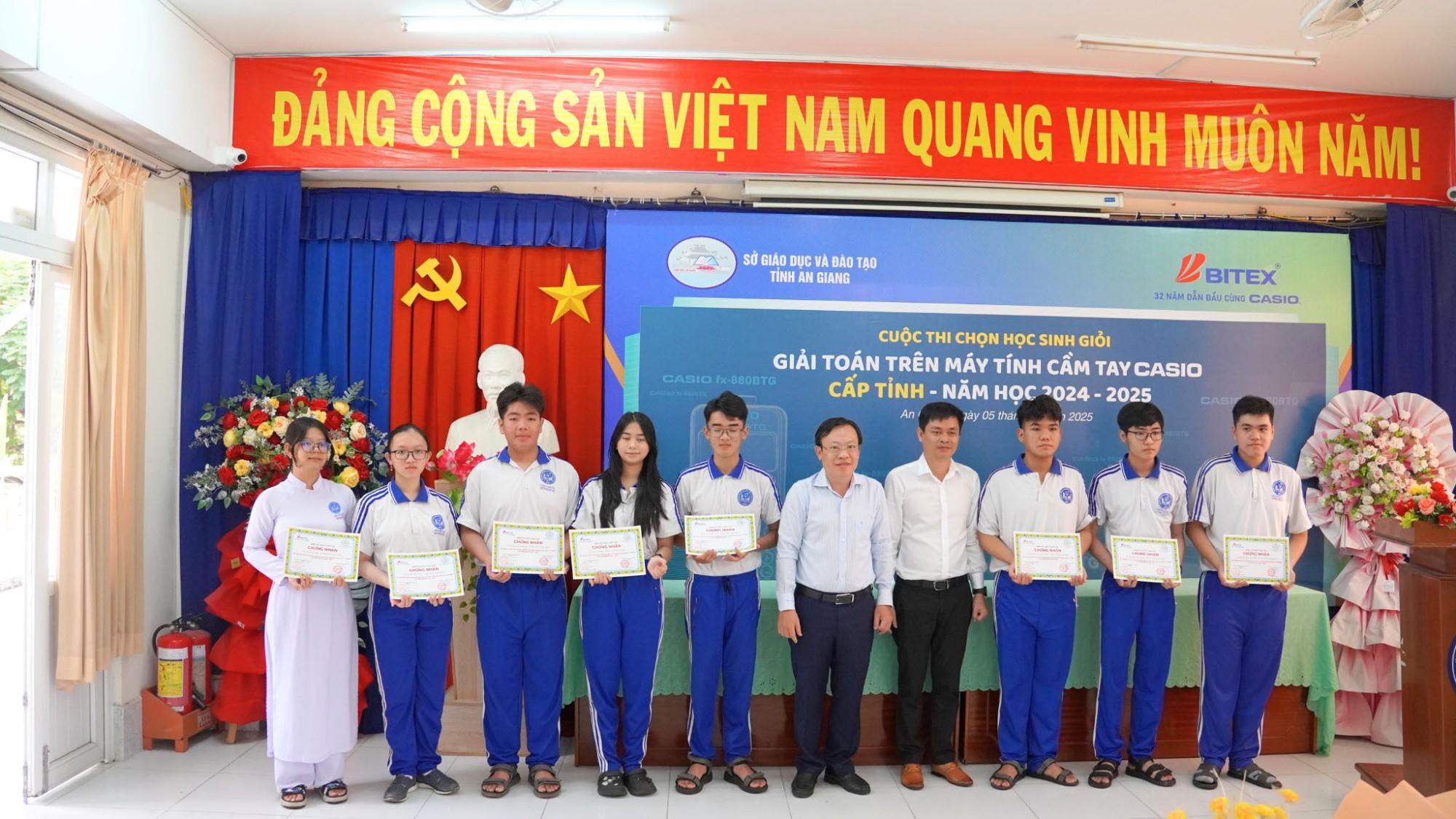 hoc-sinh-an-gi ang-hao-hung-t ranh-tai-o-ky- thi-hoc-sinh-g ioi-lan-thu-28 -1.jpg