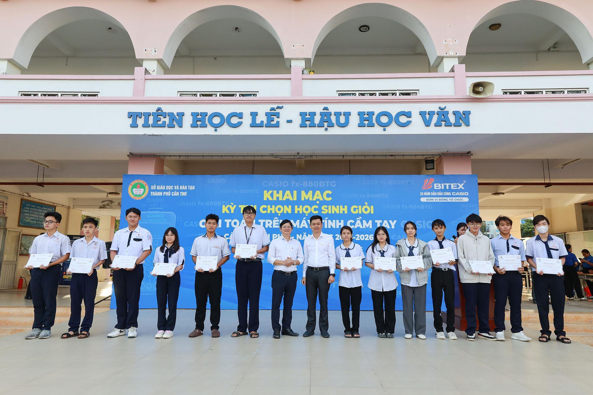 ky-thi-giai-to an-tren-may-ti nh-cam-tay-tp- can-tho-nam-ho c-2025-2026-ga n-2-000-thi-si nh-du-thi-2-2. jpg